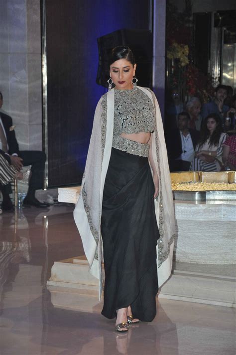 Lakme Fashion Week 2015 Grand Finale Kareena Kapoor Khan Sizzles In