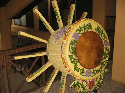 Gambus melayu riau merupakan adopsi dari gambus al' ud, semula berfungsi sebagai sarana hiburan yang lebih religius dimainkan individu dirumah atau hiburan bagi nelayan di atas perahu. 13 Alat Musik Tradisional Riau Serta Cara Memainkannya - Tambah Pinter