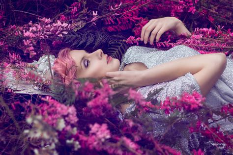 デスクトップ壁紙 女性 モデル フラワーズ 紫の ドレス 春 ロマンス 美しさ 花弁 写真撮影 4815x3210 Wallpapermaniac 52494