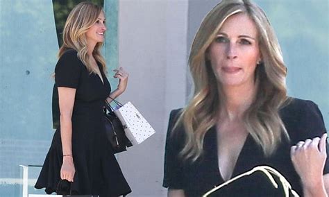 Julia Roberts Re Creates Pretty Woman Shopping Scene Daily Mail Online