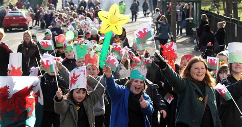 It is the custom on that day to wear either a leek or a daffodil. St David's Day - Previous Events and Celebrations - Daily Post