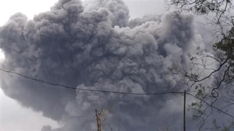 Indonesias Semeru Volcano Spews Ash Cloud Countryman
