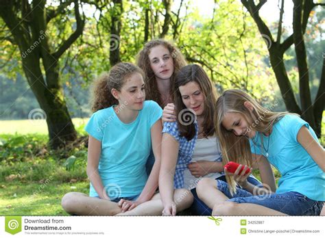 Groupe De Jeunes Filles Sasseyant En Parc Photographie Stock Libre De