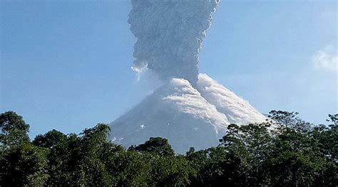 Ada yang sudah mengenal atau pernah mendengar mengenai istilah gunung meletus? DIKABARKAN GUNUNG MERAPI TERJADI ERUPSI - Berita Terkini