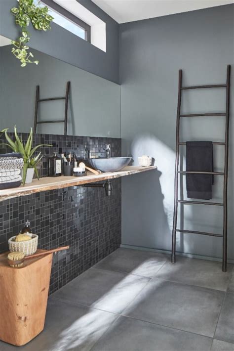 Un grès cérame mat apporte un rendu contemporain par excellence. Pour une salle de bains aussi tendance que moderne, on ...