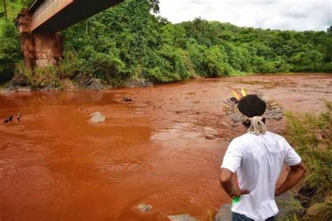 Prohíben uso de agua de río contaminado por tragedia minera en Brasil