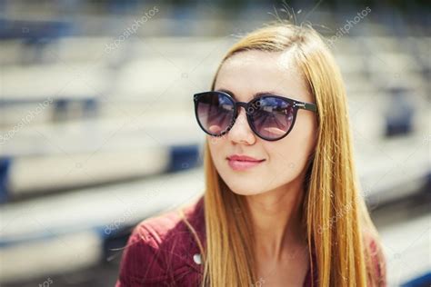 Hermosa Chica Con Gafas De Sol Fotografía De Stock © Ababaka