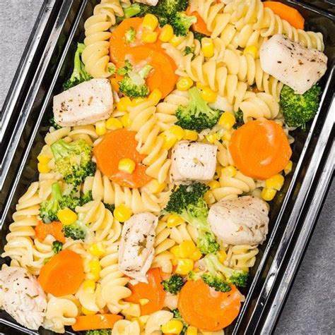 Cheesy garlic chicken bites cooked in one pan with broccoli and spinach in under 15 minutes. Garlic Chicken & Veggies Pasta Meal Prep Recipe | Recipe ...