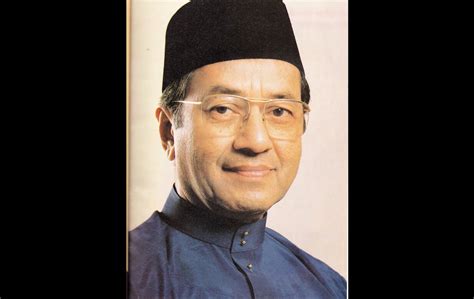 Dia kemudian meletakkan jabatan pada 31 oktober 2003, atau setelah memerintah selama 22 tahun, dan menjadikannya sebagai perdana menteri dengan masa jabatan. Tun M | Perdana Menteri Malaysia | Foto | Astro Awani
