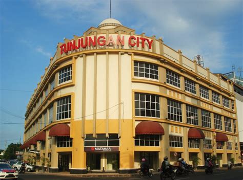 Museum yang berada di lantai pertama gedung siola ini memiliki lebih dari 1000 koleksi benda dan foto. 50 Tempat Wisata di Surabaya yang Paling Hits - Reservasi ...