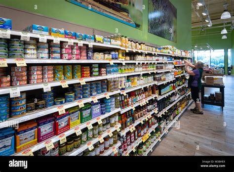 Stocking shelves in supermarket hi-res stock photography and images - Alamy