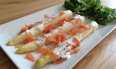 Witte asperges met gerookte zalm