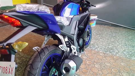 The paint schemes include matte black, matte silver and metallic blue. Yamaha R15 V3 2019 Racing Blue - YouTube