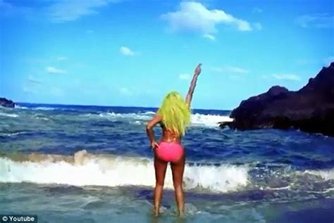 Nicki Minaj Starships Video Singer Shows Off Her Hourglass Figure In