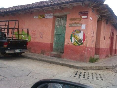 Colorido visual en las callea del centro histórico de San Cristóbal de las Casas Casas