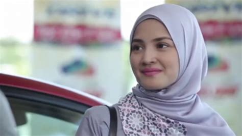 Living with her cunning and malicious stepmother, puan sri mawar, and her stepsister, puteri, a vile and hateful yet gullible person, medina has to endure endless verbal abuse and unjust treatment. Hero Seorang Cinderella Season 1 Episode 14
