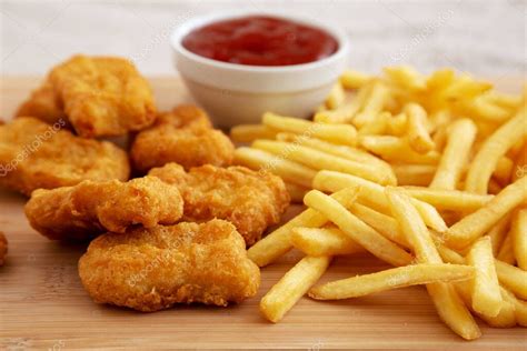 Nuggets Pollo Papas Fritas Con Salsa Tomate Listo Para Comer — Foto De