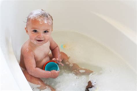 Helping baby enjoy bath time. How Often Should You Give A Newborn Baby A Bath - newborn baby