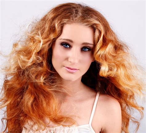 Rotblonde Lange Haare Mit Locken Im Messy Look Rote Haare