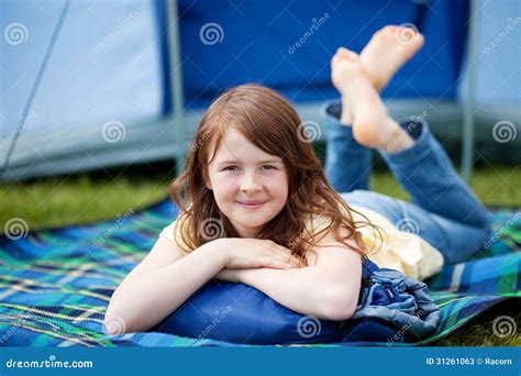 Dziewczyny Lying on the Beach Na Koc Z Namiotem W Tle Obraz Stock Obraz złożonej z natura