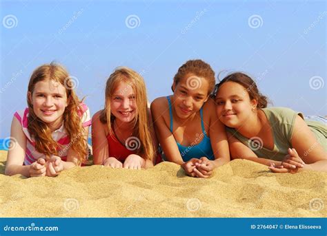 Meisjes Op Strand Stock Afbeelding Image Of Groep Zand
