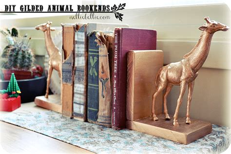 Paint both wood pieces with the acrylic paint and let dry. diy animal bookends, a simple tutorial from NellieBellie