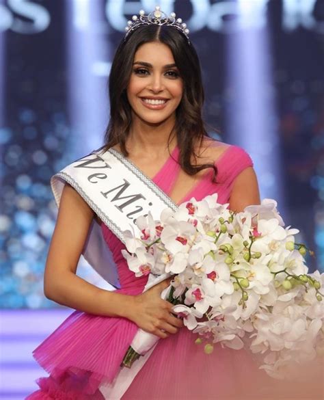 ملكة جمال لبنان ياسمينا زيتون تخطف قلوب متابعيها بهذه الصور الجريئة شاهد