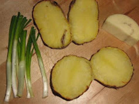 Cartofi copti de doua ori cu salata de varza murata Rețetă Petitchef