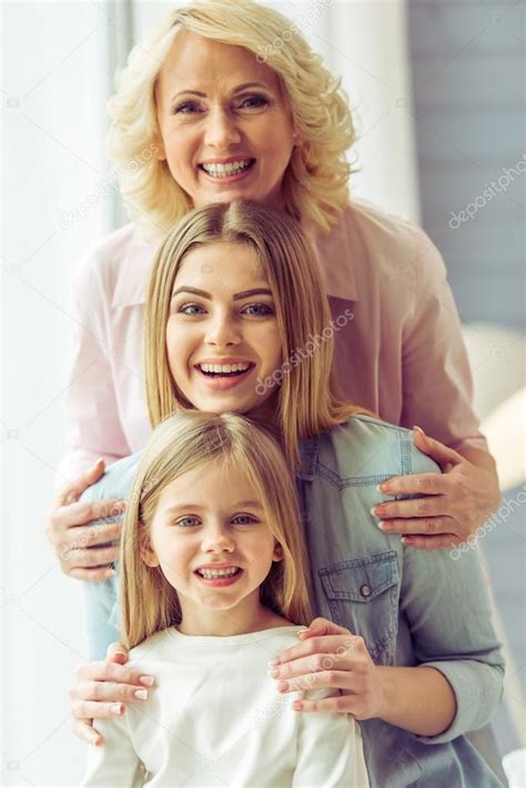 Abuela Madre E Hija — Foto De Stock © Georgerudy 106397726