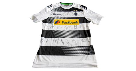 Außen am nacken sowie am nackenband innen ziert der schriftzug fohlenelf dieses trikot, damit jeder sieht für wen dein herz schlägt. Borussia Mönchengladbach - Trikot vom Team signiert