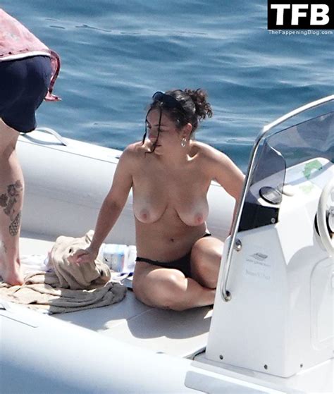 Hot Charli Xcx Shows Off Her Nude Tits On Holiday At The Amalfi Coast
