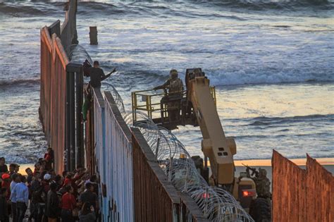 Al Menos 800 Inmigrantes Están Ya A Las Puertas De Eeuu En Tijuana El