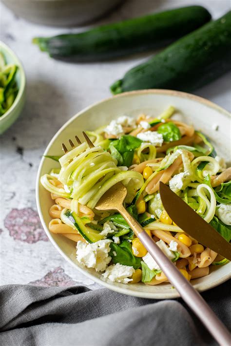 Die gekochten und leicht abgekühlten nudeln zu den restlichen zutaten geben und mit der mayonnaise vermischen. Rezept: Zucchini-Feta-Nudelsalat Mit Mais (nur 20 Min ...