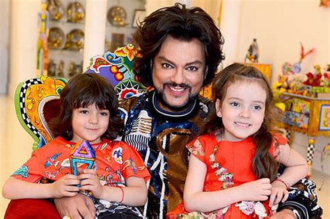 Он любит показной шик и роскошь, чем неустанно удивляет дети филиппа киркорова родились с разницей в семь месяцев. Дети Киркорова: фото сына и дочери сейчас 2018, кто их мать