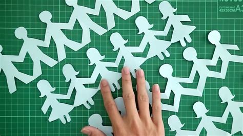 Lalu diberikan sentuhan efek foto hitam putih. Gambar Love Menggunakan Tangan