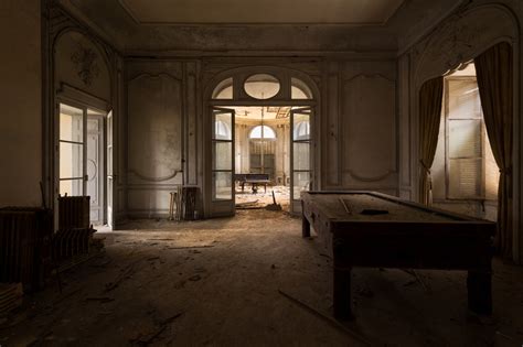 15 Photos Of Abandoned Living Rooms In Decay Urban Photography By