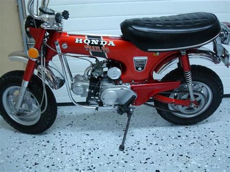 I'm more impressed/aroused by the wall of genuine honda dealership tools behind it. Buy 1972 Honda Trail 70 on 2040motos