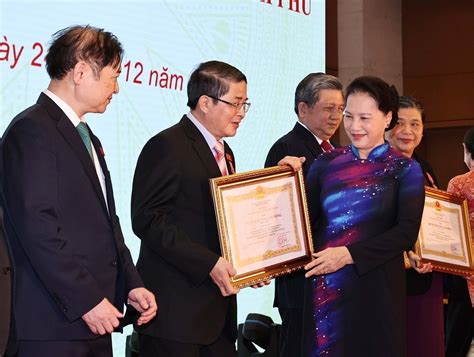 Chủ tịch quốc hội đề nghị nghiên cứu tiến tới xây dựng luật quản lý thị trường, tránh việc các bộ đổ cho nhau để cuối cùng dân chịu trận. Chủ tịch Quốc hội Nguyễn Thị Kim Ngân dự Lễ trao Huân ...
