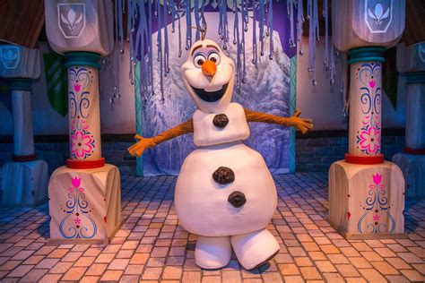 New Frozen Stage Show Debuts At Disneyland Featuring Anna Elsa And Kristoff Delivering