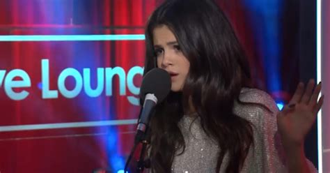 Selena Gomez Canta Rude De Magic Durante Una Promoción De Radio Video