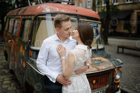 jovem casal profundamente apaixonado compartilhando um beijo romântico vista de perfil