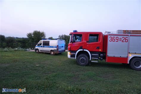 Dwie pozostałe, cały czas uwięzione są w pojeździe pod wodą. Auto wpadło do Narwi. Trwa akcja służb na plaży miejskiej (FOTO) | xlomza.pl