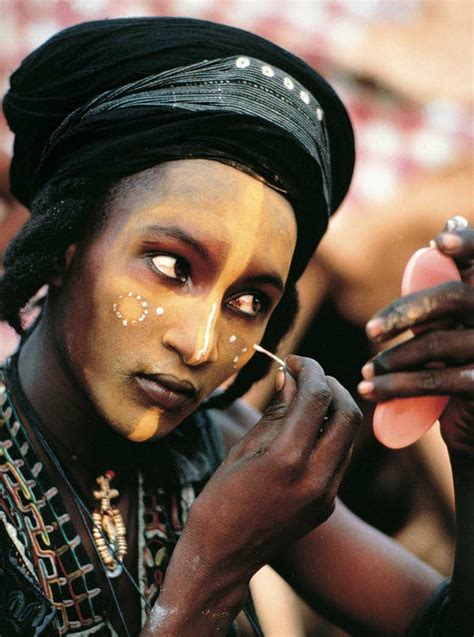 afrikalı wodaabe kabilesinin geleneksel erkek güzellik yarışmasından 20 farklı fotoğraf