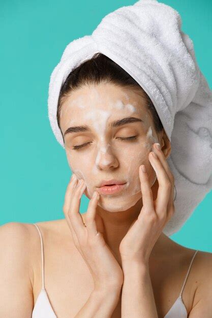 Premium Photo Beauty Treatment Woman Applying Facial Cleaning Foam