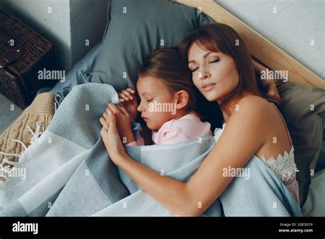 La Madre Duerme Abrazando Con La Hija Pequeña Familia Madre Soltera