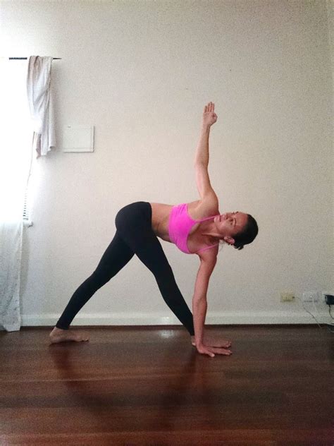 Utthita Trikonasana B Extended Triangle Pose B Yoga Crow Pose Cool Yoga Poses Beginner Poses