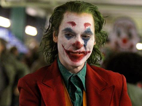 17 New Photos Of Joaquin Phoenix In Clown Makeup Reveal Hints At The Joker Origin Movie