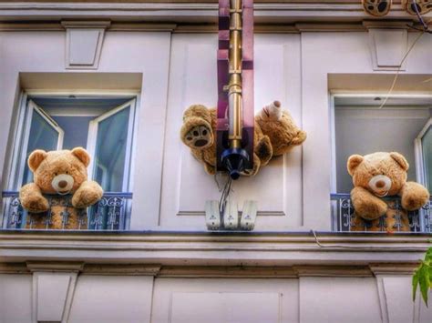 Giant Teddy Bears Are Popping Up All Over A Neighborhood Of Paris