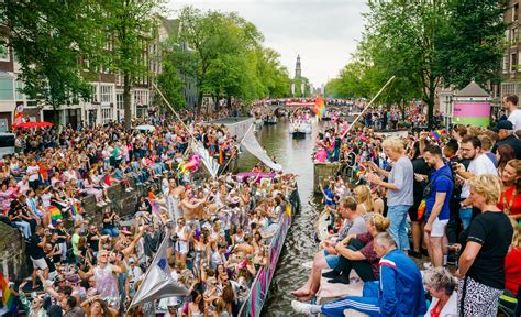 gehandicaptenorganisatie aveleijn vaart mee in wereldberoemde canal parade bij pride amsterdam