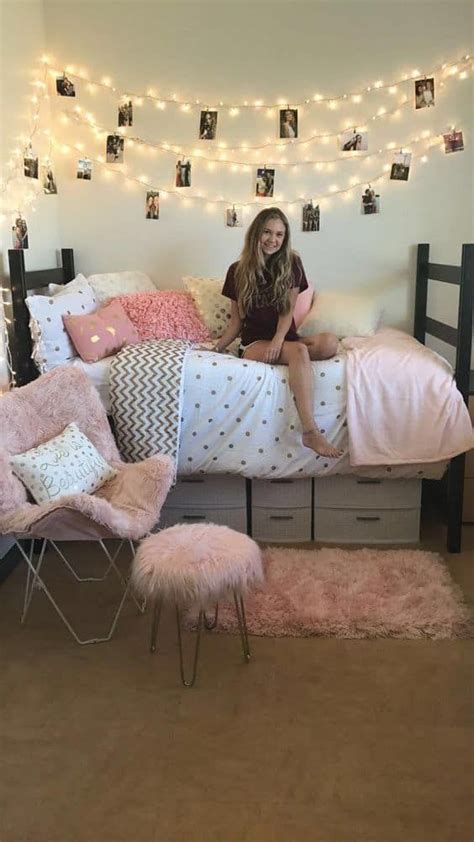 39 Cute Dorm Rooms We’re Obsessing Over Right Now By Sophia Lee Dormitorios Decoración De